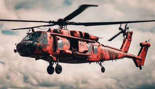 Une image détaillée d’un motif de camouflage rouge peint sur un vieil hélicoptère militaire.