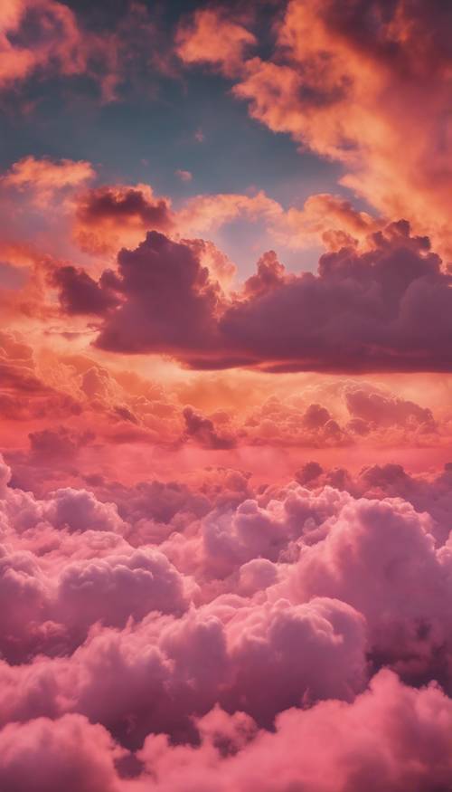 日没時の明るいピンクとオレンジの空に浮かぶベージュ色の雲　