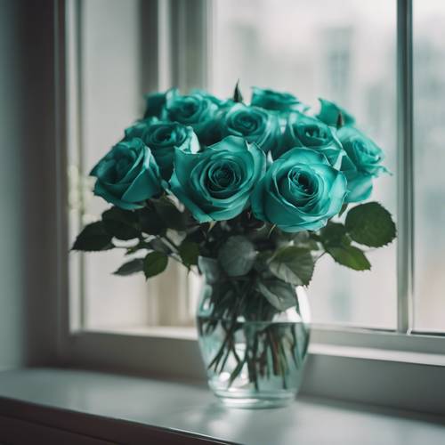 Ein Strauß blaugrüner Rosen, eingebettet in eine klare Glasvase auf einem Fensterbrett.