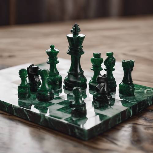 Grande xadrez de mármore verde escuro colocado sobre uma mesa de madeira.