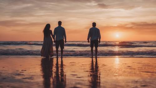 Một cặp đôi lãng mạn đang tận hưởng màn trình diễn màu sắc ngoạn mục trong ánh hoàng hôn trên bãi biển.