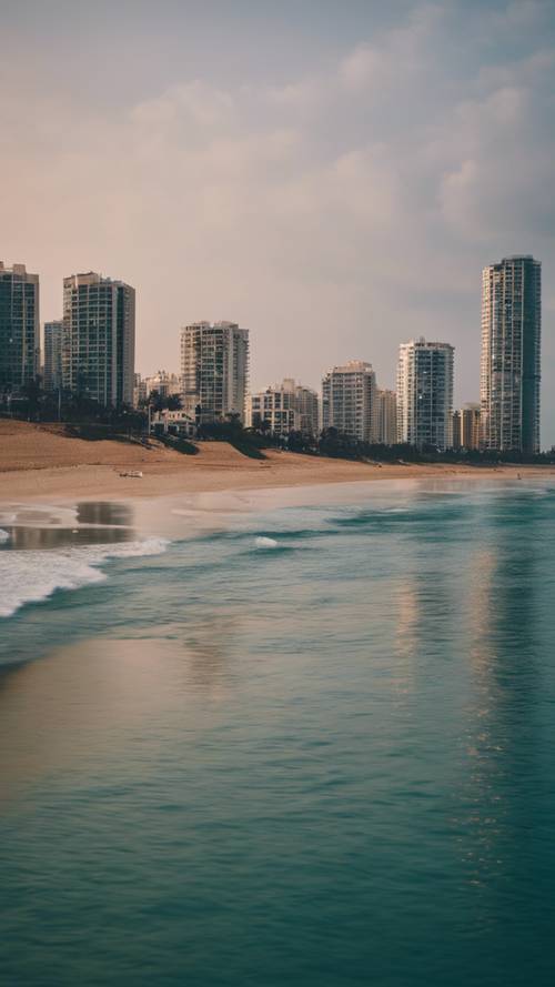 Cakrawala Netanya yang kontras menampilkan gedung pencakar langit di tepi pantai dan laut yang tenang. Wallpaper [eb9580b5aaef475cb58c]