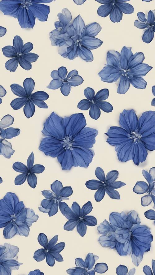 Wzór złożony z szafirowo-niebieskich kwiatów na tle kości słoniowej.