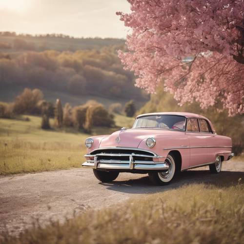 Mobil antik berwarna emas dengan jok merah muda, diparkir dengan latar belakang pedesaan yang kuno.