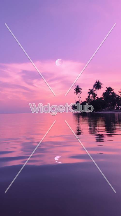 Tramonto viola sulla spiaggia tropicale con la luna piena