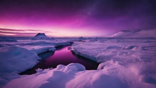 Una drammatica aurora boreale viola scuro che illumina un desolato paesaggio artico.