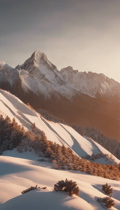 Una imagen panorámica de una cadena montañosa con distintivas franjas marrones que atraviesan los picos nevados, iluminada por un sol poniente.