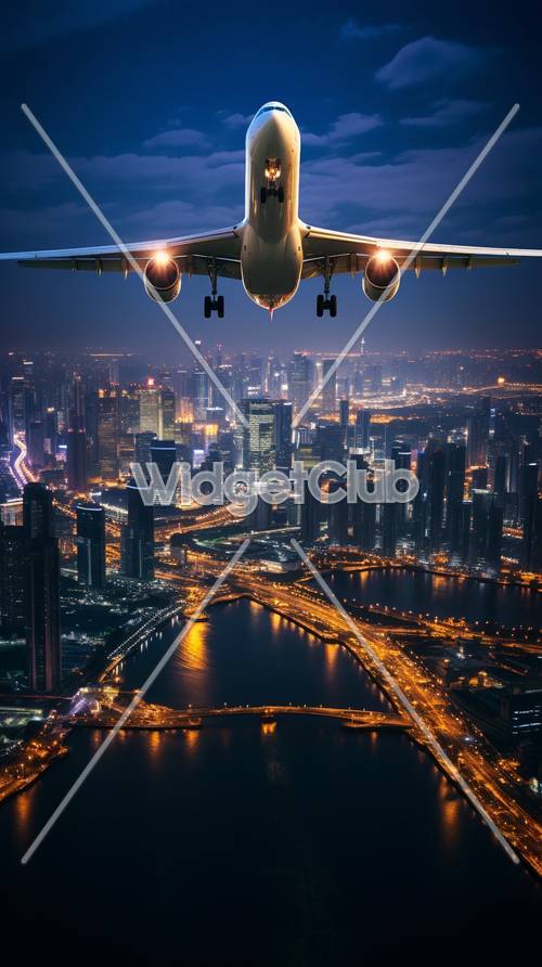 מטוס טס מעל אורות עיר נוצצים בלילה