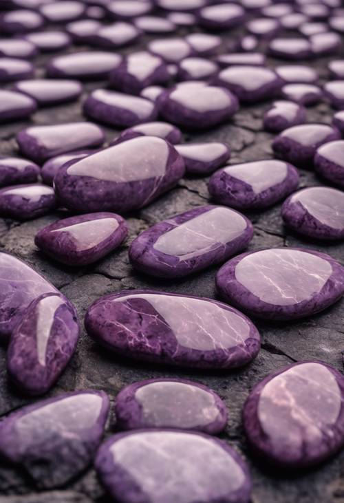 Una calle pavimentada con piedras de mármol de color violeta oscuro.