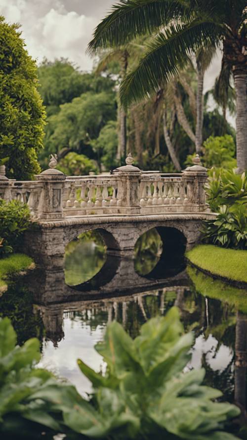 Uma vista panorâmica dos jardins tropicais de Coral Gables, com uma ponte de pedra atravessando um canal tranquilo.