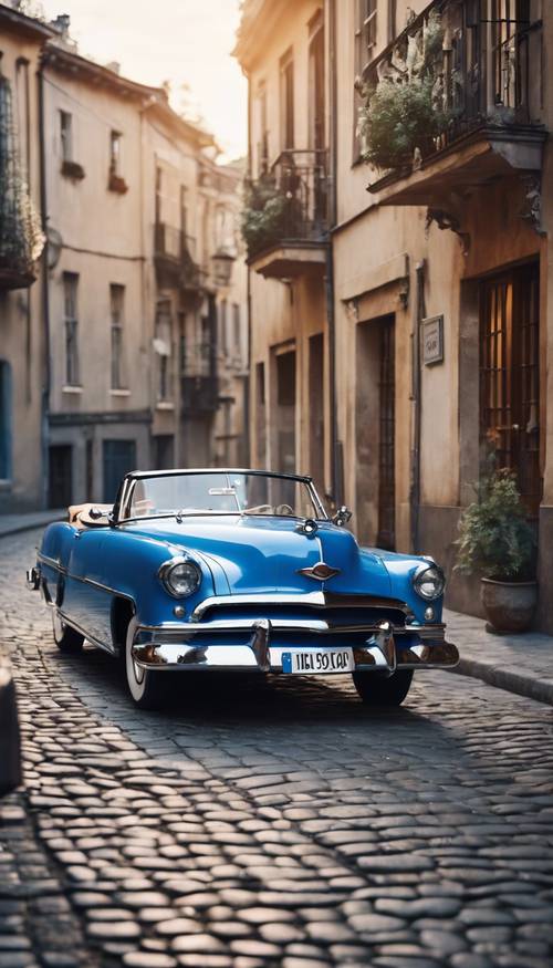 Akşam saatlerinde arnavut kaldırımlı bir sokağa park edilmiş, 1950&#39;lerden kalma parlak mavi bir araba.