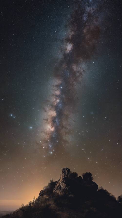 La Voie Lactée et une comète visibles ensemble depuis le sommet d&#39;une colline.