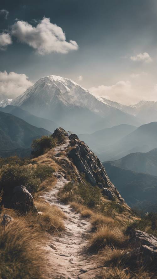 一条通往雄伟山峰的小路，勾勒出“最美的风景在最艰难的攀登之后”的轮廓。 墙纸 [779355c9d4ce4b10b96a]