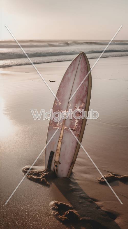 Planche de surf au coucher du soleil sur la plage