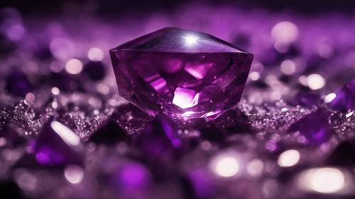 Um misterioso cristal roxo escuro emana uma luz estranha e pulsante.