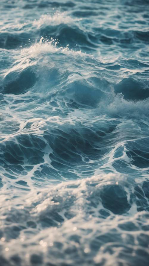 Ein ruhiges Bild von blauen Wellen, die sich mit weicheren weißen Wellen kreuzen und ein abstraktes Meeresmuster bilden.