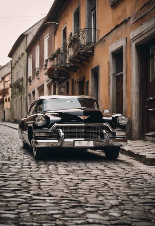 Um Cadillac vintage preto estacionado nas ruas de paralelepípedos de uma pequena cidade europeia à moda antiga.