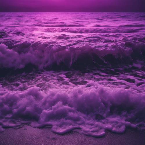 Olas de color púrpura neón rompiendo en una playa desierta a medianoche.