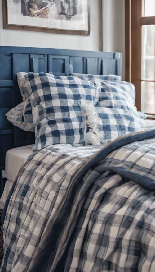 Уютная спальня с уютным одеялом в сине-белую клетку, накрытым кроватью размера «queen-size».