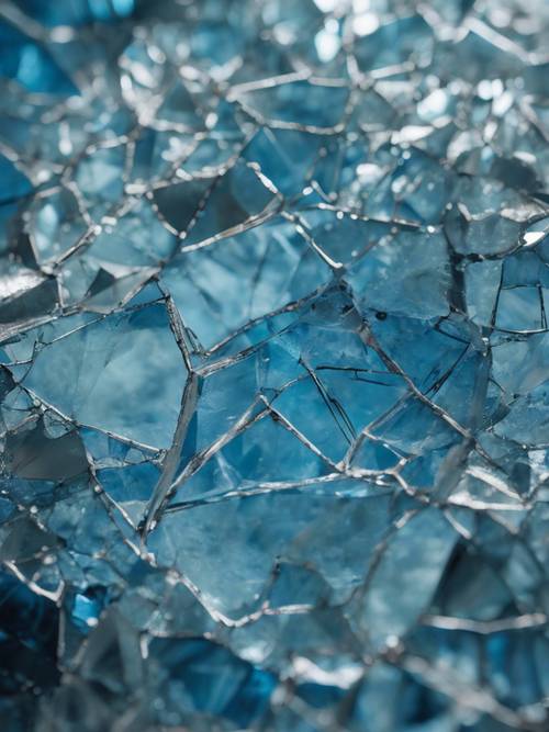 Image détaillée d’un morceau de verre bleu fissuré montrant sa texture unique.