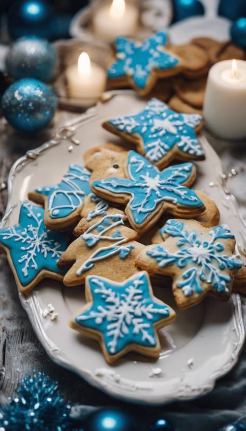 Biscoitos de enfeites de Natal azuis assados na hora em uma cozinha aconchegante