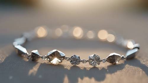 Ein zierliches Fußkettchen mit grauen Diamanten, das in der Sommersonne glitzert.