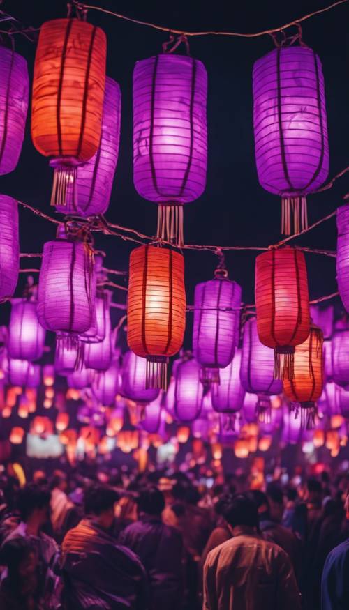 Um festival japonês com lanternas roxas vibrantes brilhando no céu noturno.