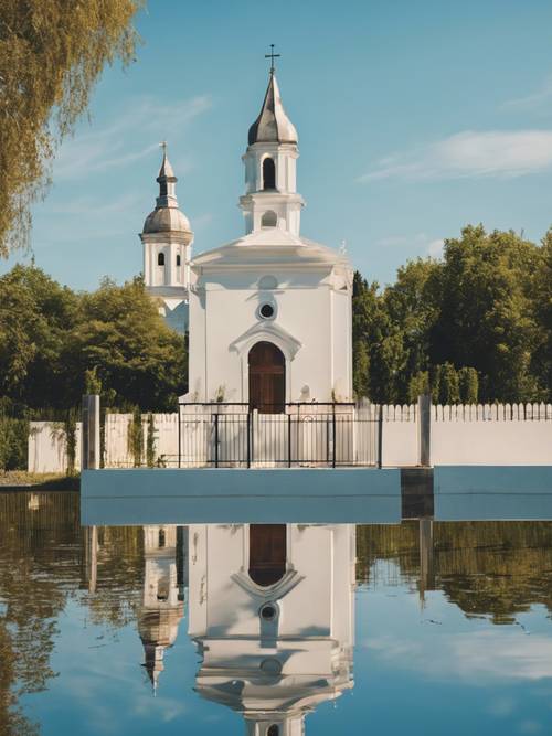 Eine klassische weiße Kirche, die hoch vor dem klaren, blauen Junihimmel thront.