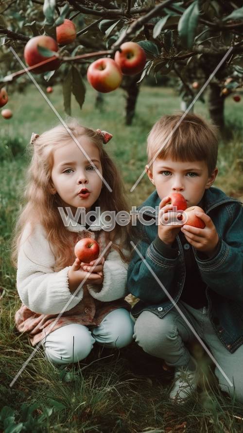 Hai đứa trẻ đang thưởng thức táo trong vườn cây ăn quả