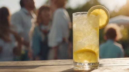 Un refrescante vaso de limonada fría sudando bajo la cálida luz del sol de junio.