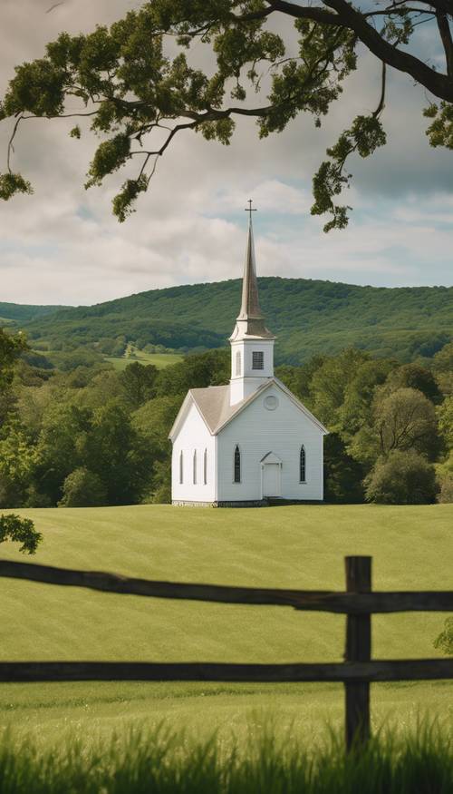 Uma fotografia de uma igreja tradicional de tábuas brancas da Nova Inglaterra, com um cenário de colinas verdes.