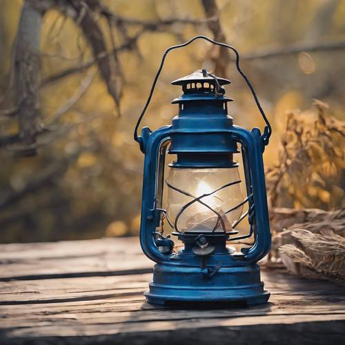 Lanterna di cherosene d&#39;epoca dipinta in blu rustico appoggiata su un tavolo di legno antidiluviano.