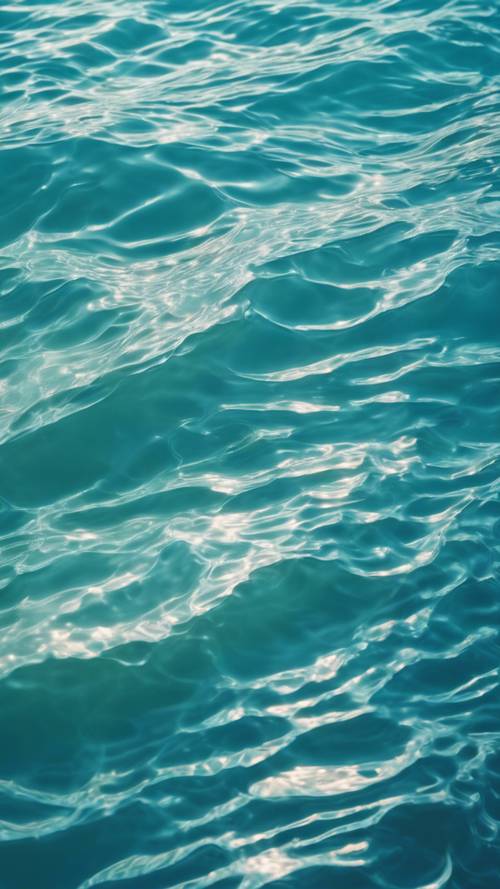 Eine Nahaufnahme der erfrischenden azurblauen Meeresoberfläche, die in der hellen Sommersonne plätschert.