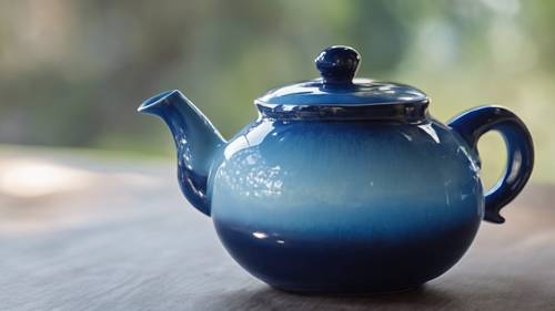 优雅的茶壶采用蓝色渐变釉面，底部为钴蓝色，顶部为柔和的淡蓝色。
