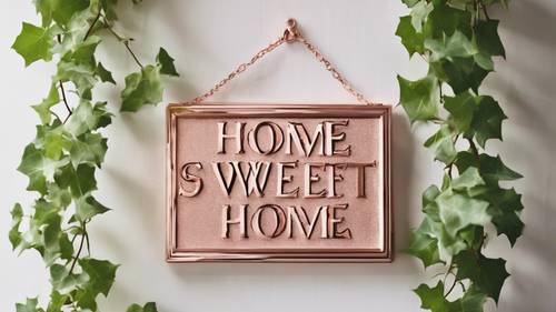 Câu nói ấm áp &quot;Home Sweet Home&quot; bằng vàng hồng treo trên bức tường phủ đầy cây thường xuân tươi mới vào mùa xuân.