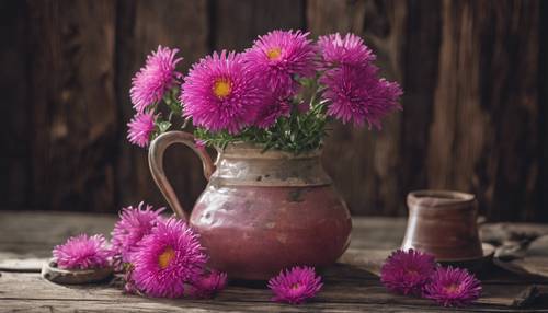 Uma natureza morta de ásteres rosa escuro em um jarro de cerâmica rústico sobre uma velha mesa de madeira.