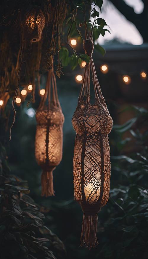 Un jardin bohème au thème sombre au crépuscule avec des plantes suspendues en macramé et des lanternes.