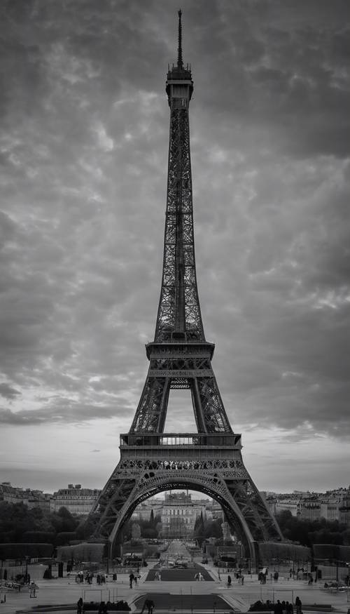 Eine dramatische schwarz-weiße Silhouette des Eiffelturms während der Dämmerung.