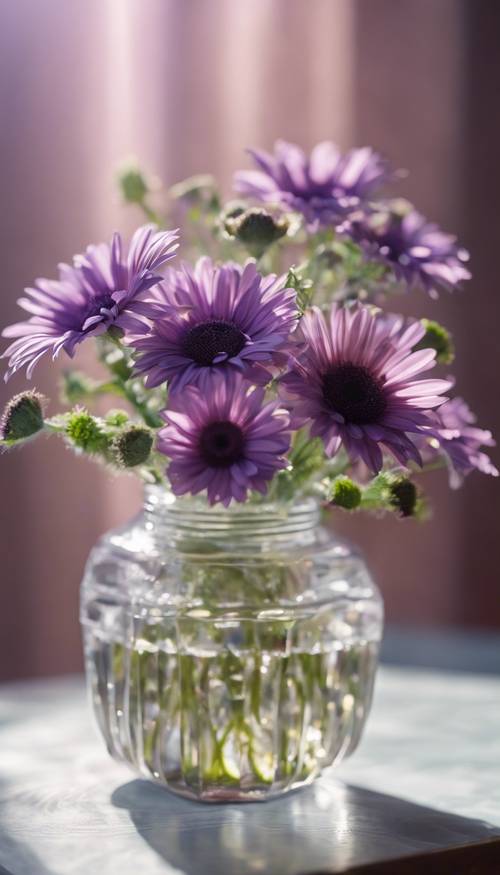 Buket bunga aster ungu dalam vas kristal