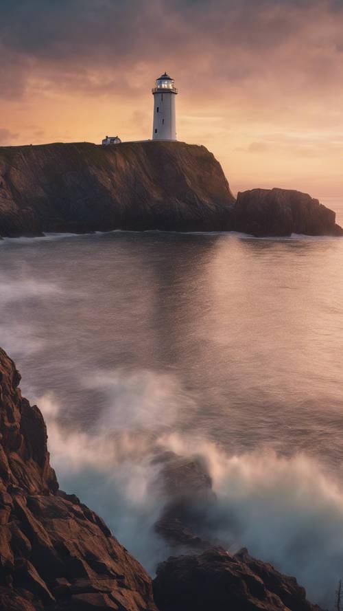 Un&#39;immagine pacifica di un faro arroccato su una scogliera sotto un cielo crepuscolare.