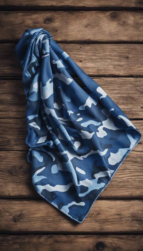 Un pañuelo de camuflaje azul cuidadosamente doblado sobre una mesa de madera.