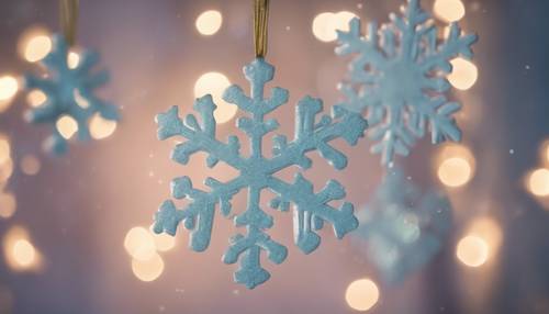 Enfeites de flocos de neve artesanais em tons pastéis pendurados no teto.