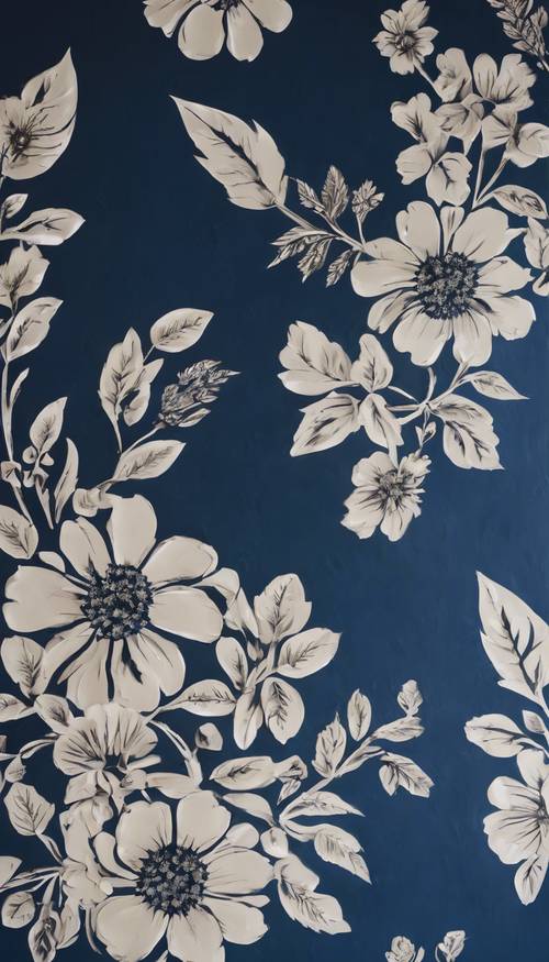 宁静的深蓝色墙壁上绘有花卉模板图案。