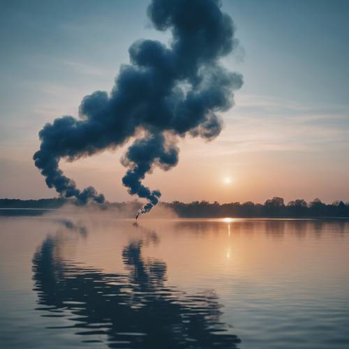 Fumaça azul flutuando sobre um lago tranquilo ao pôr do sol.