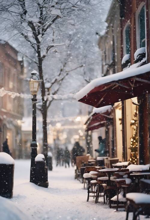 La neve cade dolcemente sulla piazza di una piccola cittadina, fiancheggiata da negozi locali pronti per Natale.