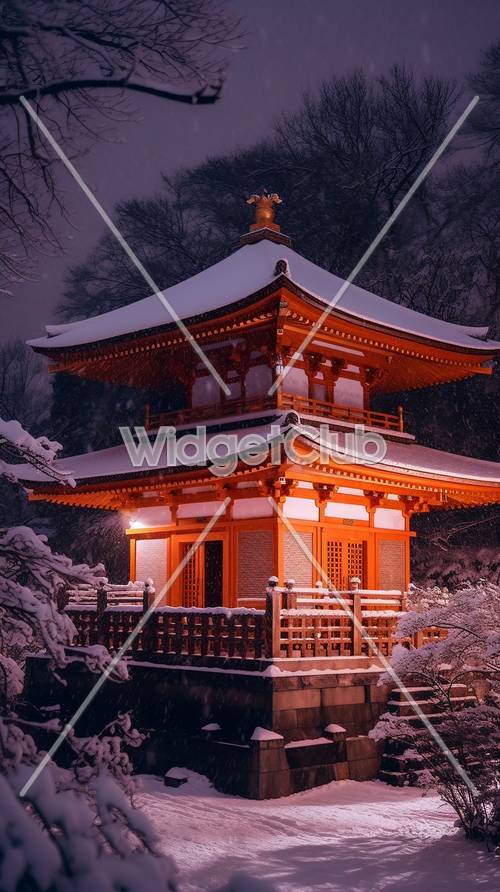 Verschneite Nacht in einem traditionellen japanischen Tempel