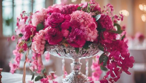 การจัดดอกไม้สีชมพูร้อนที่หรูหราสำหรับงานแต่งงาน