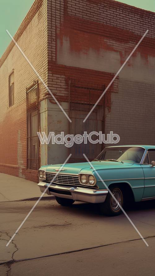 מכונית וינטג&#39; כחולה שחונה ליד בניין לבנים