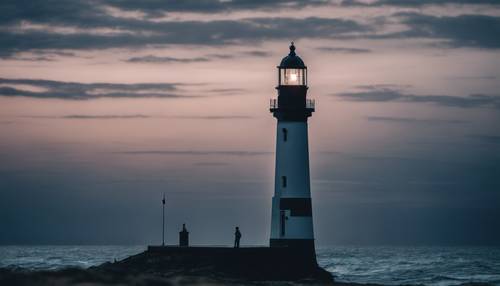A lighthouse standing tall, its light piercing the blue-black blanket of the night. Tapet [361f862a297c40e5aadb]