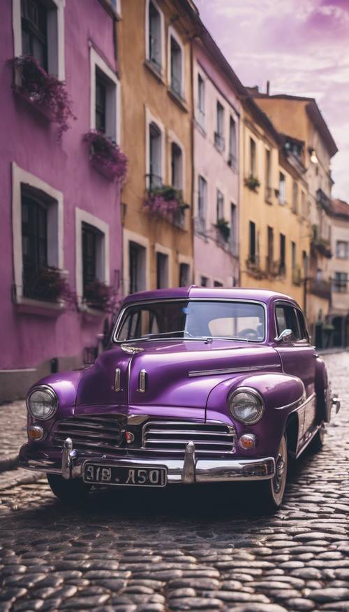 Teinte violette sur une voiture vintage classique garée dans une rue pavée.